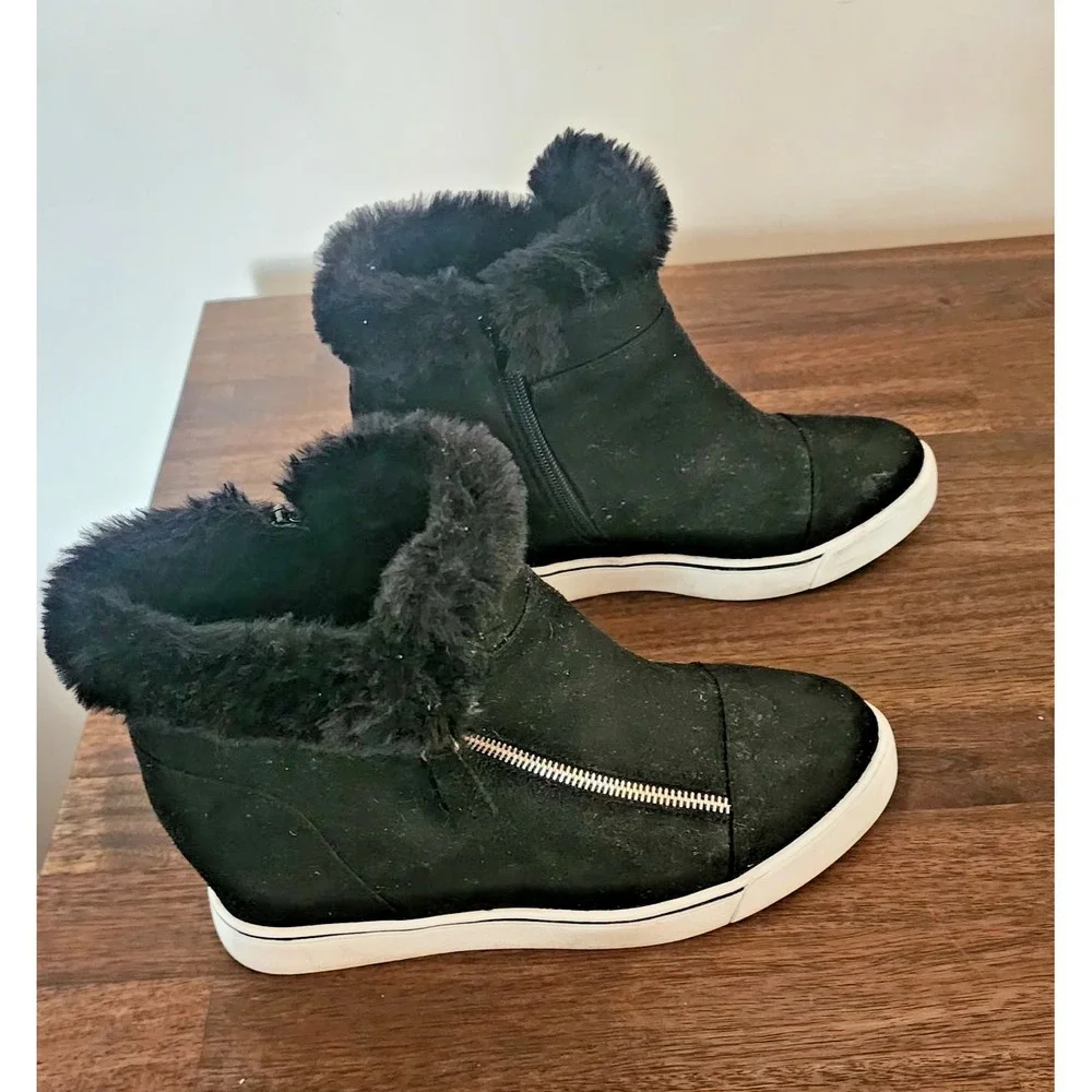Sugar Kiwi Black Wedge Sneaker Side Zip with Faux Fur Trim Size 8